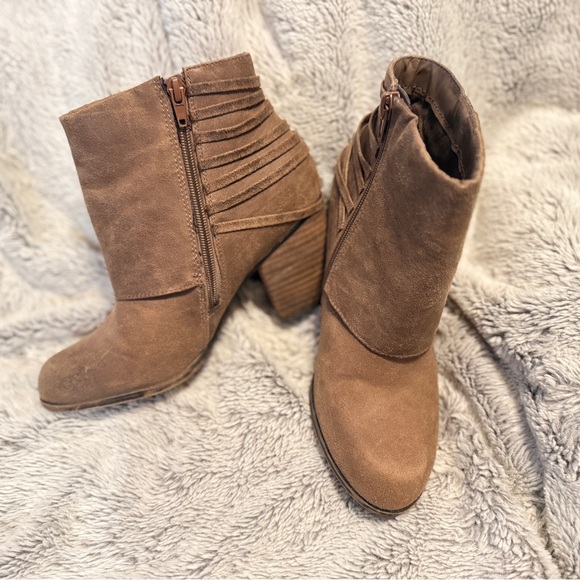 Stylish Tan Ankle Boots with Braided Accent - Picture 4 of 4
